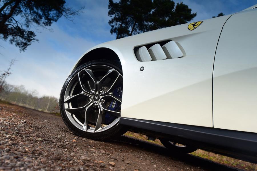 Детали экстерьера Ferrari GTC4Lusso T 2017 года  (UK) (фото 17 из 18)